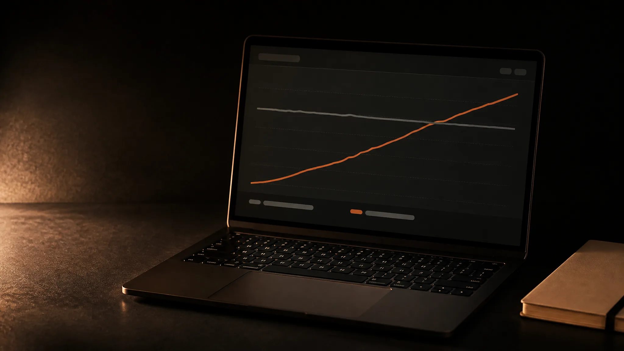 Laptop con un gráfico de dos líneas: la de anuncios en gris, pareja desde el inicio, y la orgánica en terracota, que sube con el tiempo